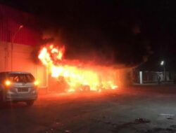 1 Orang Tewas Terbacok dan 11 Orang Tewas Terbakar Akibat Terjebak di Diskotek yang Dibakar Massa