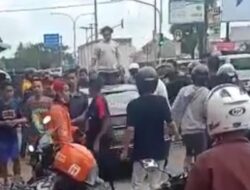 Mercy Hitam Dirusak Massa Akibat Sopir Cekcok dengan Tukang Parkir di Bantul