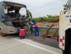 Minibus Tabrak Tronton di Jalan Tol Kalianda, Dua Orang Tewas dan Empat Luka-luka