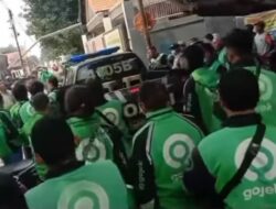 Viral ! Rombongan Ojek Online Labrak Rumah Ibu-ibu Akibat Komentar Kasarnya di Chat