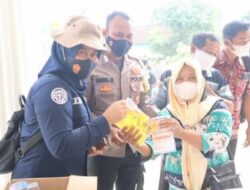 Usai Divaksin, Warga dapat Minyak Goreng dari Polres Lamsel