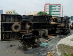 Truk Boks Terguling hingga Nyaris Jatuh dari Tol Layang Priok
