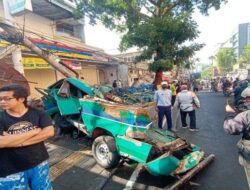 1 Orang Tewas Akibat Truk Galon Tabrak Angkot dan Rumah di Bandung