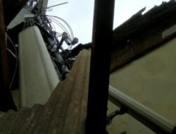Tower BTS Milik Telkomsel di Depok Roboh dan Timpa Rumah Warga