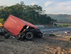 Truk di Cianjur Belok ke Jalur Penyelamat dan Terbalik Diduga  Akibat Rem Blong