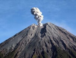 Lagi, Semeru Semburkan Guguran Awan Panas Sejauh 4 KM