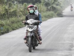 Abu Vulkanik Mulai Hujani Rumah Warga Akibat Erupsi Anak Krakatau