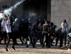 Lagi ! Israel Serang Masjid Al-Aqsa, 40 Warga Sipil Terluka