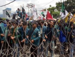 11 Orang Pingsan pada Saat Demo Mahasiswa di DPRD Lampung