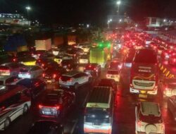 Pelabuhan Merak Dipenuhi Kendaraan Pemudik dan Menumpuk di Pintu Masuk