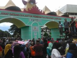 Mahasiswa Demo Padati Kantor Gubernur Lampung Suarakan Tuntutan