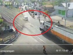 Seorang Sopir Selamat Usai Mobil yang Dikendarainya Dihantam Kereta di Citayam