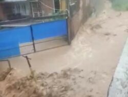 Hujan Deras Sebabkan Banjir dan Terjang Rumah Warga dan Jalanan di Puncak Bogor