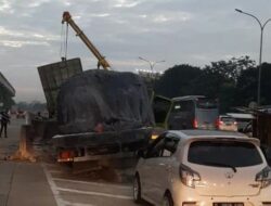 Truk Tabrak Rambu Jalan di Tol Jagorawi Hingga Roboh, Arus Lalin Padat