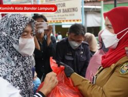 Walikota Bandar Lampung Menghadiri Penyerahan Bantuan Paket Sembako Kepada Masyarakat Di Wilayah TPA Bakung Teluk Betung Barat