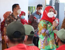Walikota Bandar Lampung Menyerahkan Dana Insentif Kepada Kaling, Ketua RT, Babinsa, Bhabinkambtibnas
