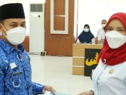 Sejumlah Pegawai Pemkot Bandar lampung Menerima SK Kenaikan Pangkat Dan Sertifikat Tanda Lulus Ujian Dinas (STLUD)