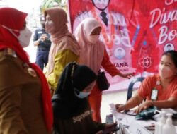 Walikota Bandar Lampung Meninjau Pelaksanaan Vaksinasi Booster Bagi Masyarakat Umum Di Halaman Pasar Bambu Kuning