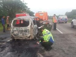 3 Orang Tewas Akibat Tabrakan 2 Mobil hingga Terbakar di KM 178 Tol Cipali