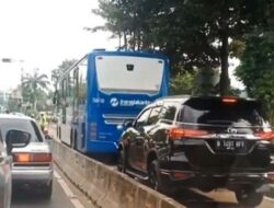 Viral ! Mobil Pelat RFY dan Berotator Terobos Busway di Jaksel, Pengemudi Akhirnya Ditangkap