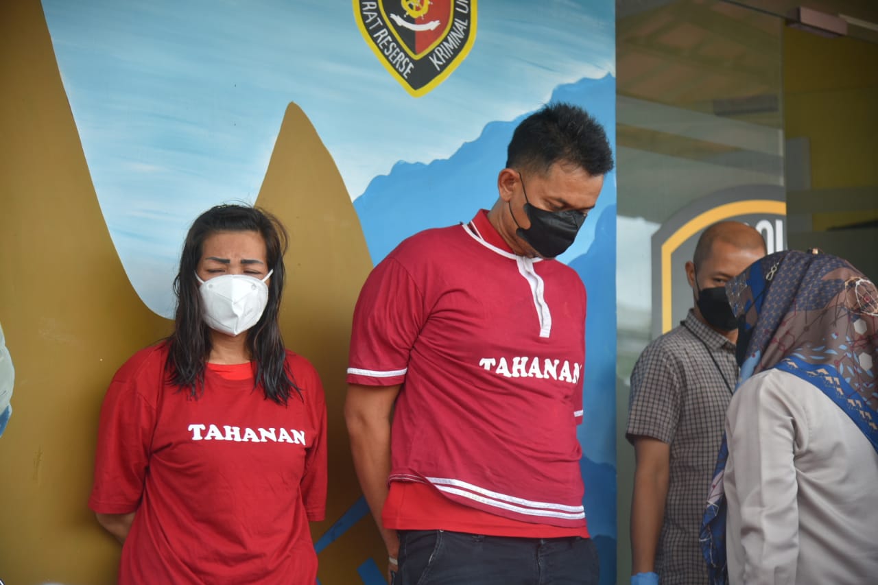 Pasutri tersangka kasus Curat di sebuah toko di Natar, di amankan Jatanras Polda lampung