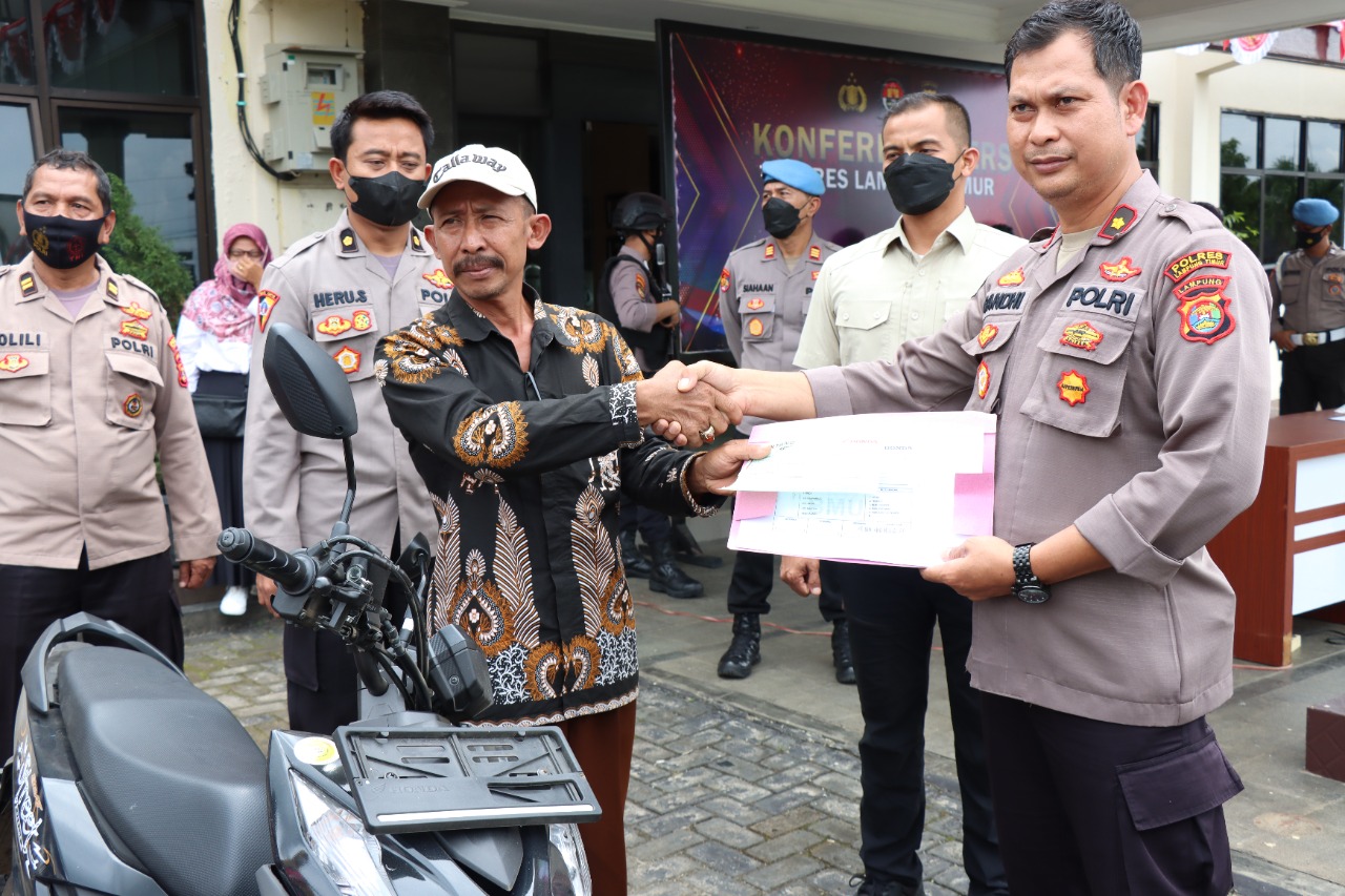 Proses Penyerahan unit Sepeda Motor oleh Kapolres Lampung Timur AKBP Zaky Alkazar Nasution, diwakili Wakapolres Kompol Sugandhi SN