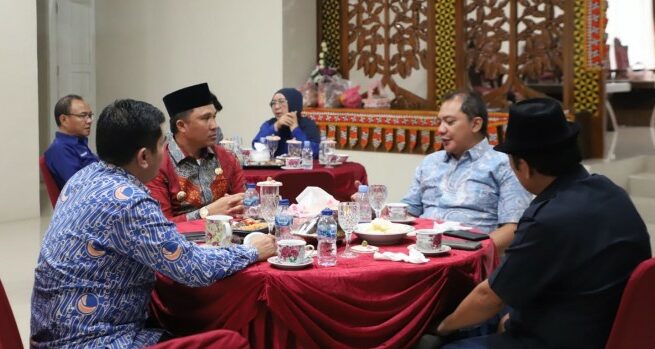 Disambangi Tobas, Bupati Parosil Paparkan Potensi Wisata di Lambar dan Sekolah Kopi