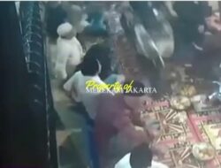 Seorang Pengendara Motor Mabuk dan Terobos Acara Tahlil di Jaksel, Makanan Dilindas