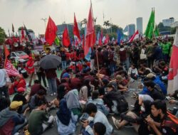Tuntut Pencabutan UU Omnibus Law, Massa Buruh Demo di Gedung DPR