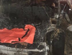 Sebuah Mobil Porsche Terbakar Usai Tabrak Truk di Jagorawi, 1 Orang Tewas