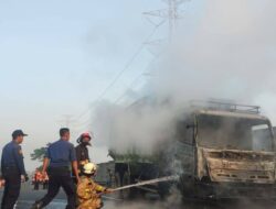 Sebuah Truk Meledak dan Hangus Terbakar di Tol Tangerang-Merak