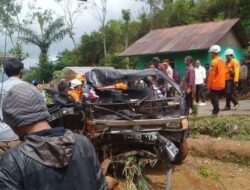 Sebuah Mobil Pikap Masuk Jurang di Ciamis, 8 Penumpang Tewas, Korban Bertumpukan di Bak Mobil Terkurung Terpal
