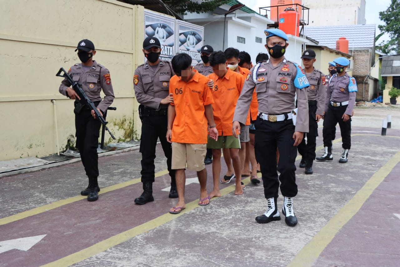 Satnarkoba Polres Pringsewu dan Lima Tersangka Tindak Pidana Narkotika (Sumber: Bidhumas Polda Lampung)