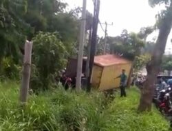 Breaking News! Truk Muatan Sosis Jatuh Terperosok di Tanjakan Mandala Bandar Lampung