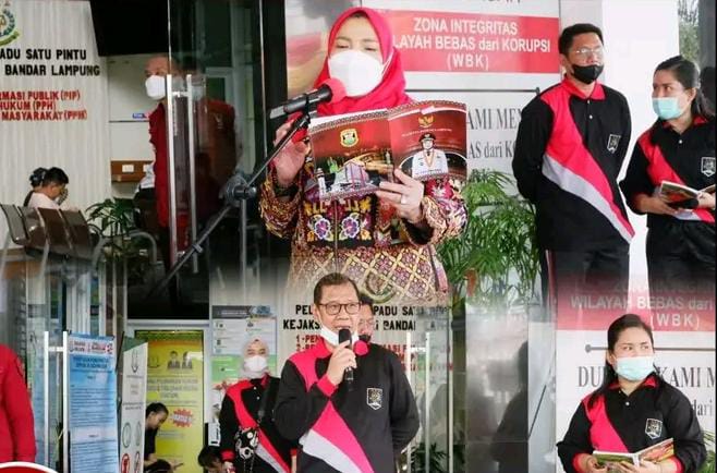 Walikota saat memberikan ucapan selamat (Dok. Kominfo Kota Bandar Lampung)