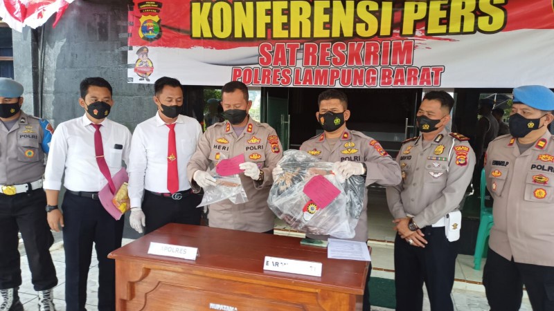 Kapolres Lambar menunjukan alat bukti tersangka pembunuhan di arena organ tunggal di Pekon Buat Nyerupa, Sukau, Lambar (Sumber: Lampost)