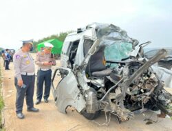 Kecelakaan Maut ! Mobil Toyota Hiace Tabrak Truk Trailer di Tol Batang-Semarang, 7 Orang Tewas