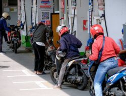 2 Orang Pria Hajar Pengemudi Ojol karena Tidak Terima Ditegur saat Sedang Antre di SPBU