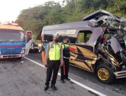 Sebuah Mobil Minibus Elf Tabrak Truk Fuso di Tol Bawen, 5 Orang Dilaporkan Tewas
