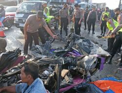 Lakalantas Bus Pariwisata vs Mobil, 6 Orang Tewas