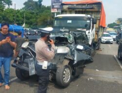 Mobil Tertabrak Truk di Jl Alternatif Cibubur Ringsek, Sopir Dilaporkan Selamat