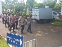 Hari ini ! Kapolda-Kapolres se-Indonesia Datang ke Istana Tanpa Tongkat Komando dan Ajudan serta Menggunakan Bus