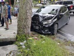 Sebuah Mobil Brio Tabrak Pohon di Pangkalan Bun
