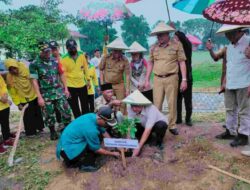 Wakil Bupati Lampung Tengah Bersama Poltekes Bandar Lampung Serahkan Bantuan Bibit Tanaman Buah di Rejosari