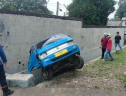 Sebuah Angkot Terperosok ke Selokan di Cibinong Bogor, Sopir Terluka