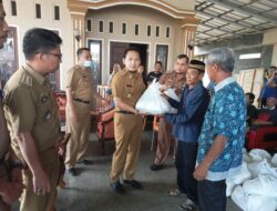 Antisipasi Dampak Inflasi, Pemkab dan Pemda Lampung Utara Berikan Bantuan Sembako kepada Warga