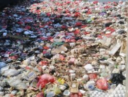 Miris ! Tumpukan Sampah Menutupi Kali di Bekasi Timur