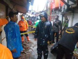 Hujan Disertai Angin Kencang di Jakarta Sebabkan Atap Rumah Warga di Tebet Roboh