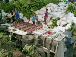 Kernet Truk Tewas Ditabrak Truk Lain saat Hendak Ganjal Ban Truk Trontonnya yang Tidak Kuat Menanjak