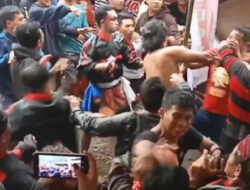 Viral ! Ricuh Acara Kuda Lumping Berujung Tawuran Antar Penonton dan Pemain